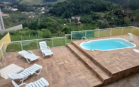 CASA BELA - a 350m do Centro de Miguel Pereira com piscina e churrasqueira 12 pessoas